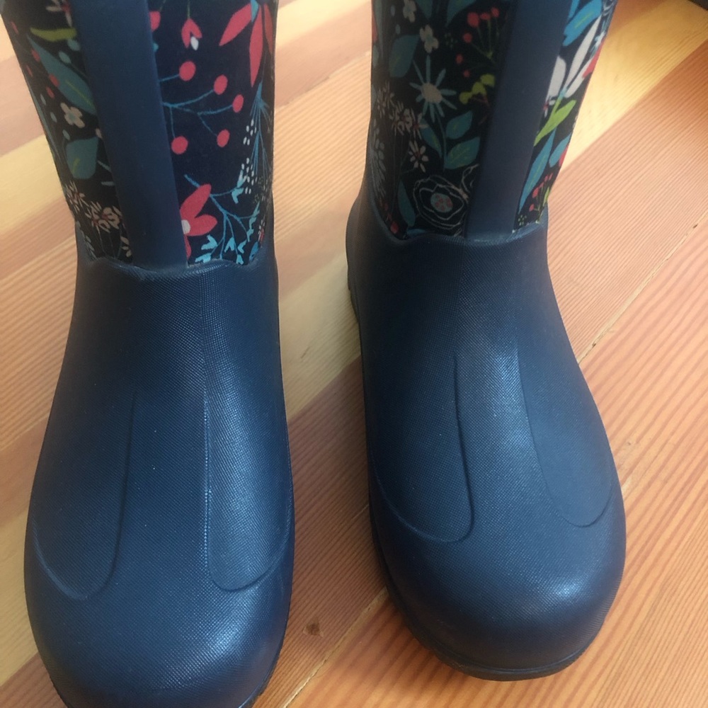 Bogs Neo Classical Cartoon Flower boot. Ink blue color. Kids size 3.